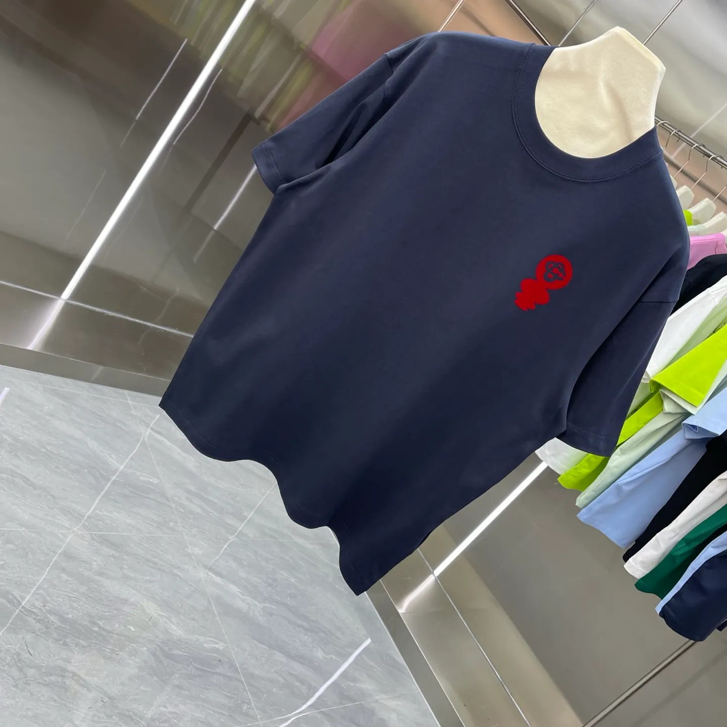 New Arrival Casablanca Casablanca Classic Series flocked short-sleeved T-shirt for celebrity wear. It is made of Xinjiang long-staple cotton ~ grams. The color of the fabric is custom-dyed and will not shrink or fade. It feels comfortable and has a strong texture. A must-have for fashionable men and women, the Classic drop-shoulder wide version is available exclusively in In Stock! Color: White Black Light Blue Royal Blue (4 colors) Size: S M L XL XXL